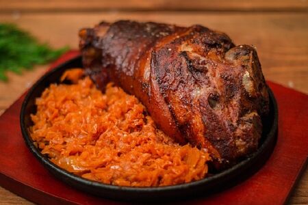 Свиная рулька с тушеной капустой