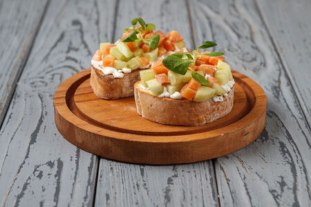 Брускетта с форелью и сливочным сыром