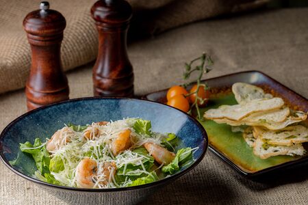 Цезарь с тигровыми креветками