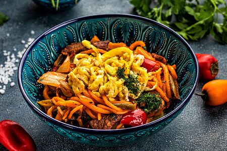 Жареный лагман с говядиной и омлетом