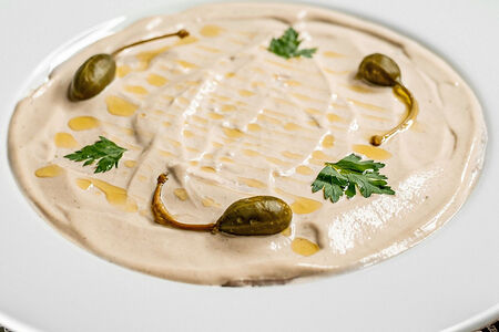 Куриный рулет под соусом тоннато