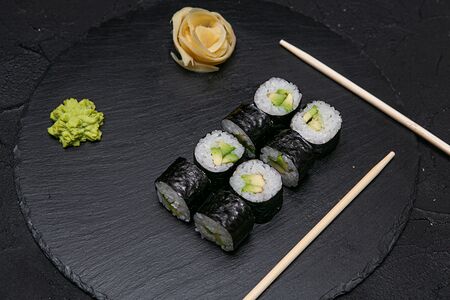 Классический ролл с авокадо