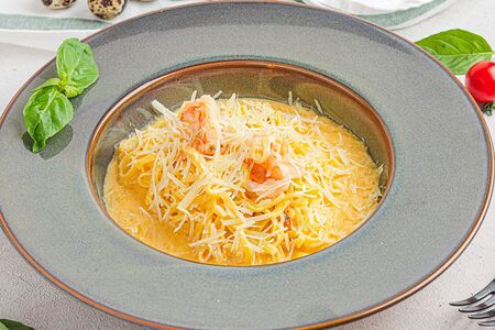 Феттуччине с креветками и соусом из анчоусов