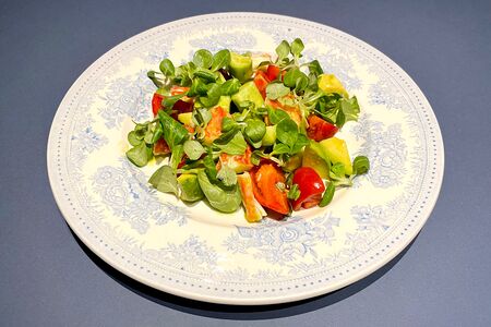 Крабовый салат с авокадо и эстрагоновым маслом