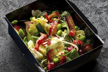 Салат с лососем гравлакс и овощами