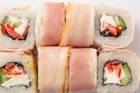 Ролл с сырокопченым беконом