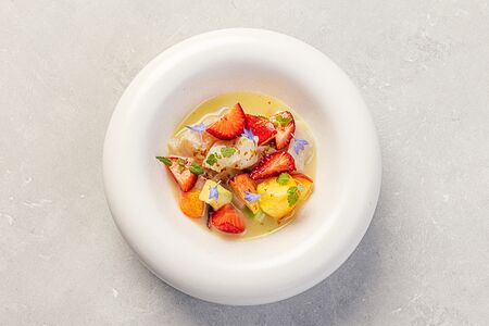 Тартар из гребешка с юдзу-дрессингом и малиной