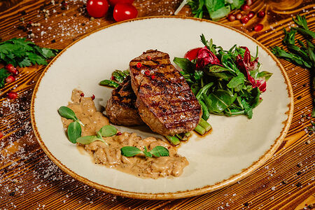 Стейк из говядины с соусом из белых грибов