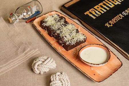 Чесночные гренки с пармезаном и соусом монблю