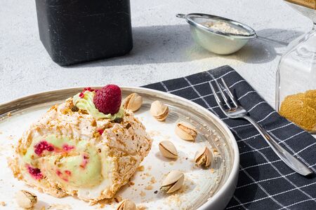 Меренговый рулет фисташковый