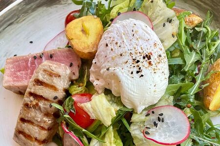 Салат с тунцом гриль и яйцом пашот