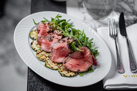 Теплый салат с телятиной и кабачками