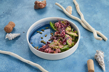 Салат с киноа и свеклой