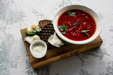 Борщ с чесночными гренками и сметаной