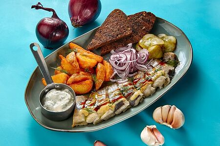 Филе сельди с картофельными дольками