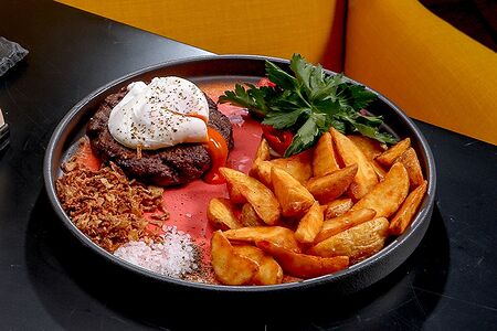 Бифштекс с яйцом пашот и картофелем по-деревенски