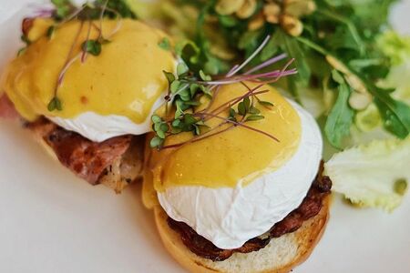 Яйца пашот с беконом