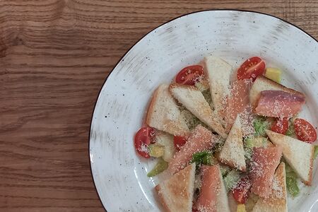 Цезарь с сёмгой и авокадо