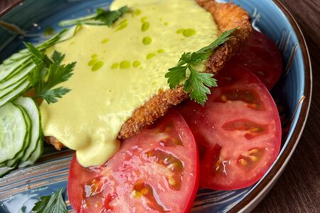 Антрекот из курицы с овощами и сырным соусом