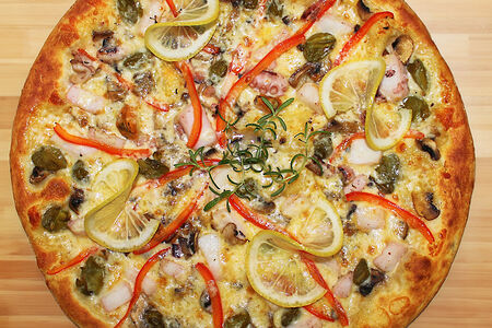 Пицца с морепродуктами и грибами