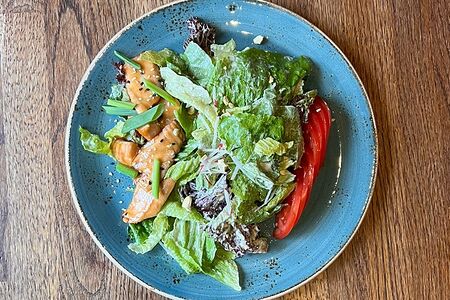 Микс салат с лососем терияки