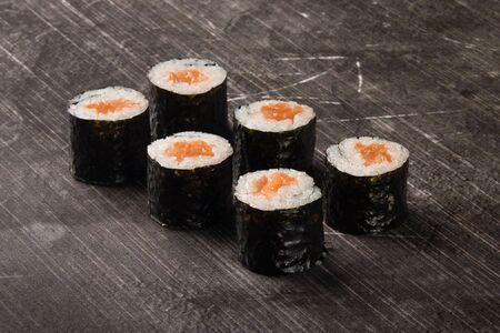 Ролл с лососем