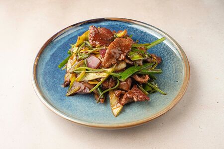 Баранина с луком и кинзой