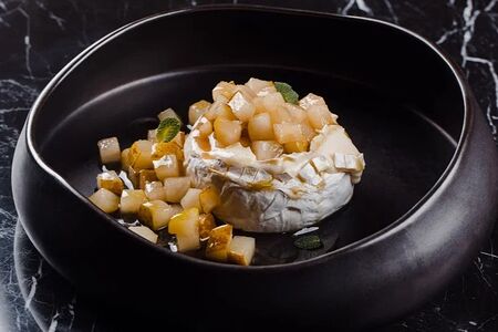 Запеченный камамбер с грушей и медом