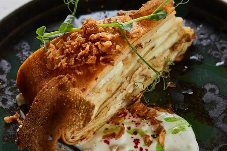 Русский курник с цыпленком и соусом из вешенок