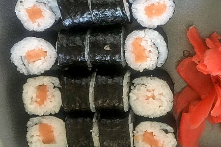 Маки с лососем