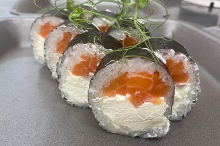 Ролл с лососем и сыром