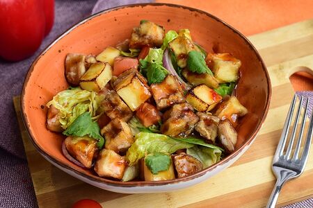 Салат с хрустящим баклажаном и жареным копчёным сыром