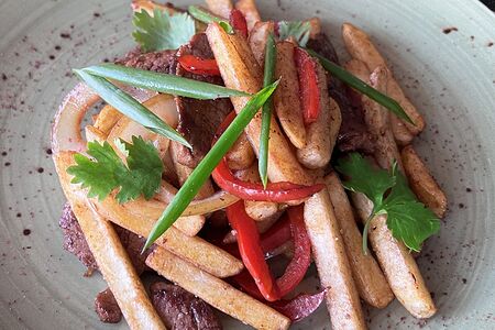 Жареная говяжья вырезка с фри