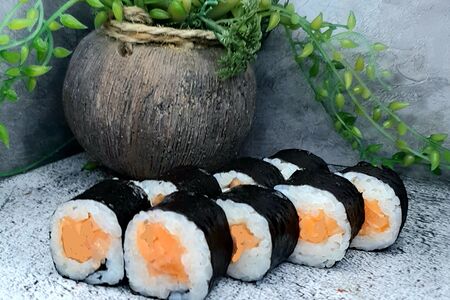 Мини-ролл с лососем