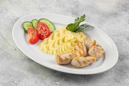 Шашлычок куриный с пюре и овощами