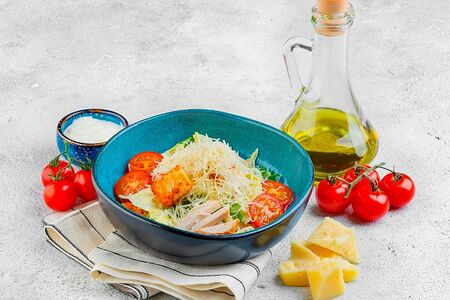 Салат Цезарь с курицей