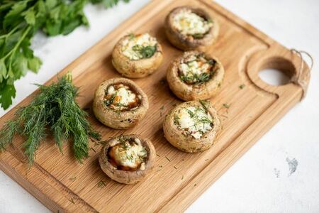 Шампиньоны с сыром сулугуни