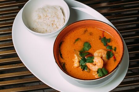 Том ям с креветкой и кальмаром