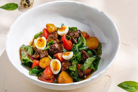 Теплый салат с куриной печенью