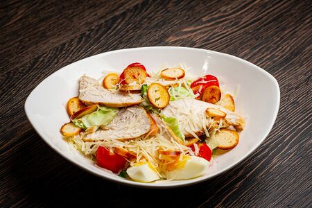 Салат Цезарь с курицей