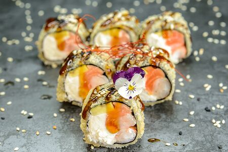 Жареный без риса; лосось, креветка, сыр и авокадо