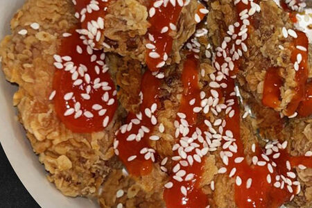 Куриные крылышки в соусе шрирача