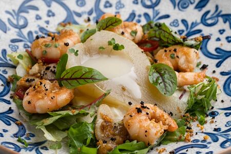 Салат с креветками, грушей и страчателлой из сулугуни