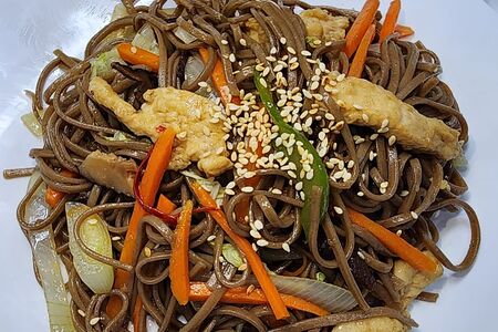 Соба с курицей в китайском соусе