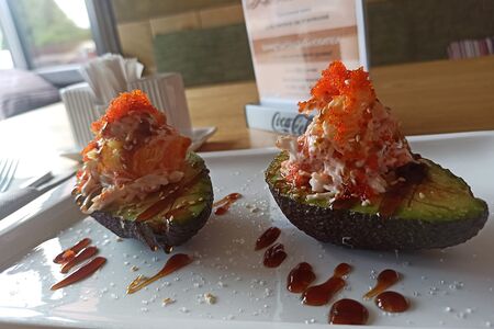 Салат с авокадо, крабом и икрой летучей рыбы