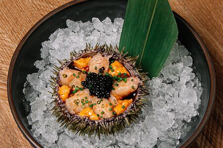 Ёж с тартаром из лангустинов и чёрная икра