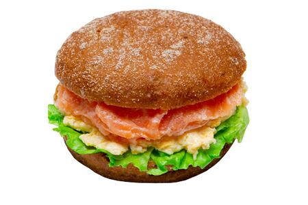 Сэндвич с яичной пастой и копчёным лососем