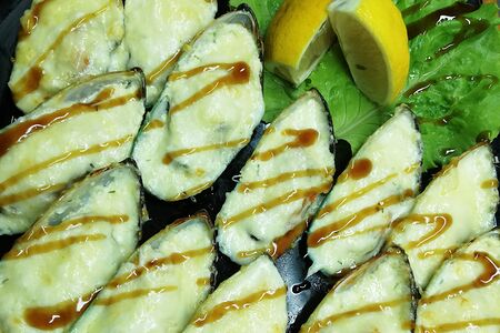 Мидии, запечённые с киви и сыром