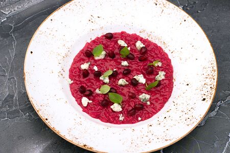 Свекольное ризотто с голубым сыром