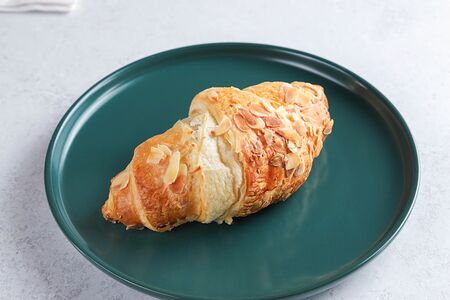 Круассан миндальный